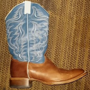 Size 12 Cody James cowboy boots.